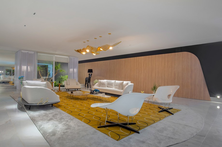 Meire Santos - Living Arte. O projeto de 116 m² é especial para a profissional: o espaço homenageia 15 clientes seus do ano de 2020, que representam todos clientes que a designer já teve em sua carreira, reforçando o valor da união entre amigos. Cada um dos homenageados ganhou uma obra que retrata uma foto - entre telas, gravuras ou peças de arte, cada item remete às histórias que acontecem dentro de um lar e contam a história de Meire e de cada um que já passou por sua vida.