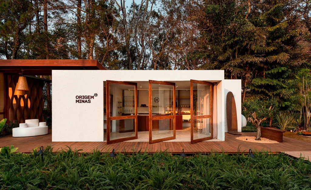 Espaço Origem Minas Cynthia Silva Maakaroun Arquitetura CASACOR Minas Gerais 2021 loja sebrae madeira branco ceramica