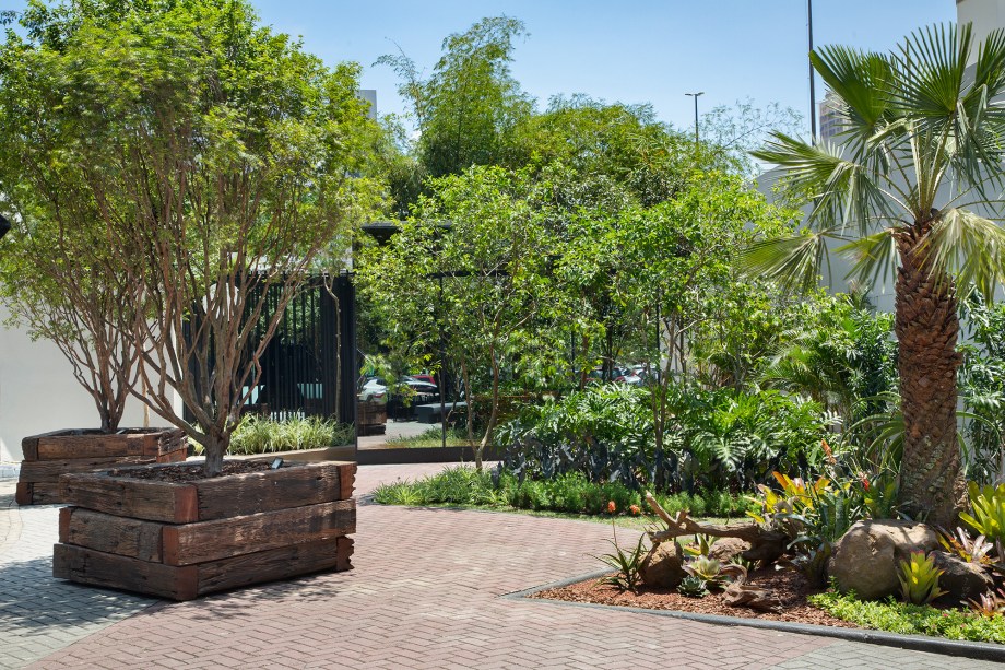 Atmosphera Plantas e Paisagismo - Do Concreto ao Verde. Levar a natureza para próximo das pessoas é o que move este projeto. Restabelecer a conexão com o verde ganhou ainda mais destaque na vida das pessoas neste cenário de isolamento social. Pensando nesse reencontro, o escritório criou um oásis para unir o verde, as pessoas e o espaço.