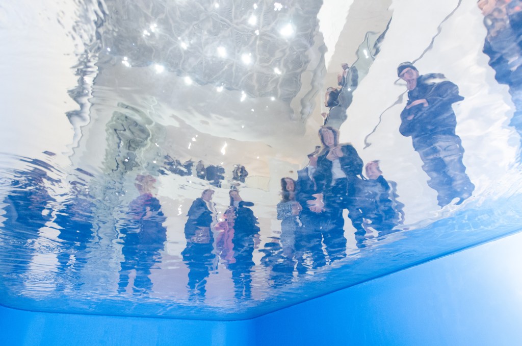 A piscina de Leandro Erlich (Swimming Pool, 1999). Versão produzida para o museu argentino Malba.