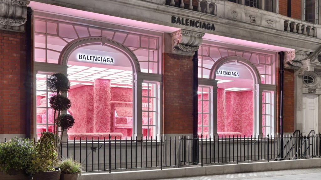 Loja Balenciaga Londres coberta com pelo cor-de-rosa