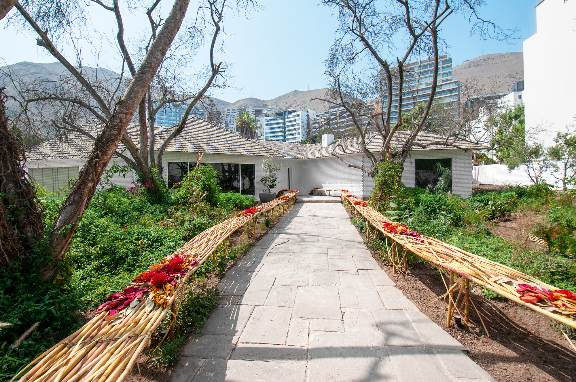 Gabriela Fari&ntilde;a - Bienvenida Floral. Ambiente da CASACOR Peru 2022.