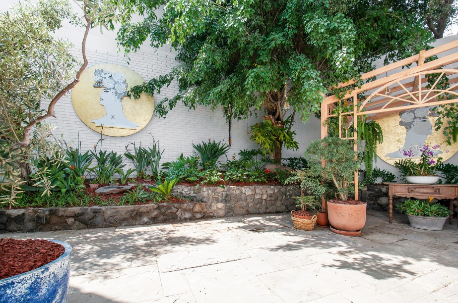 Augusto de Cossio e Giannina Namihas - Patio Terraza Interior. Ao entrar somos recebidos por um jardim mediterrânico intervencionado com árvores e espécies aromáticas, convidando-nos a experimentar de forma muito subtil com os sentidos para captar uma experiência diferente. No interior, somos surpreendidos pelas variadas espécies naturais e tropicais distribuídas harmoniosamente em vasos. Os benefícios da qualidade ambiental e da estética particular com detalhes artísticos são as contribuições desta área.