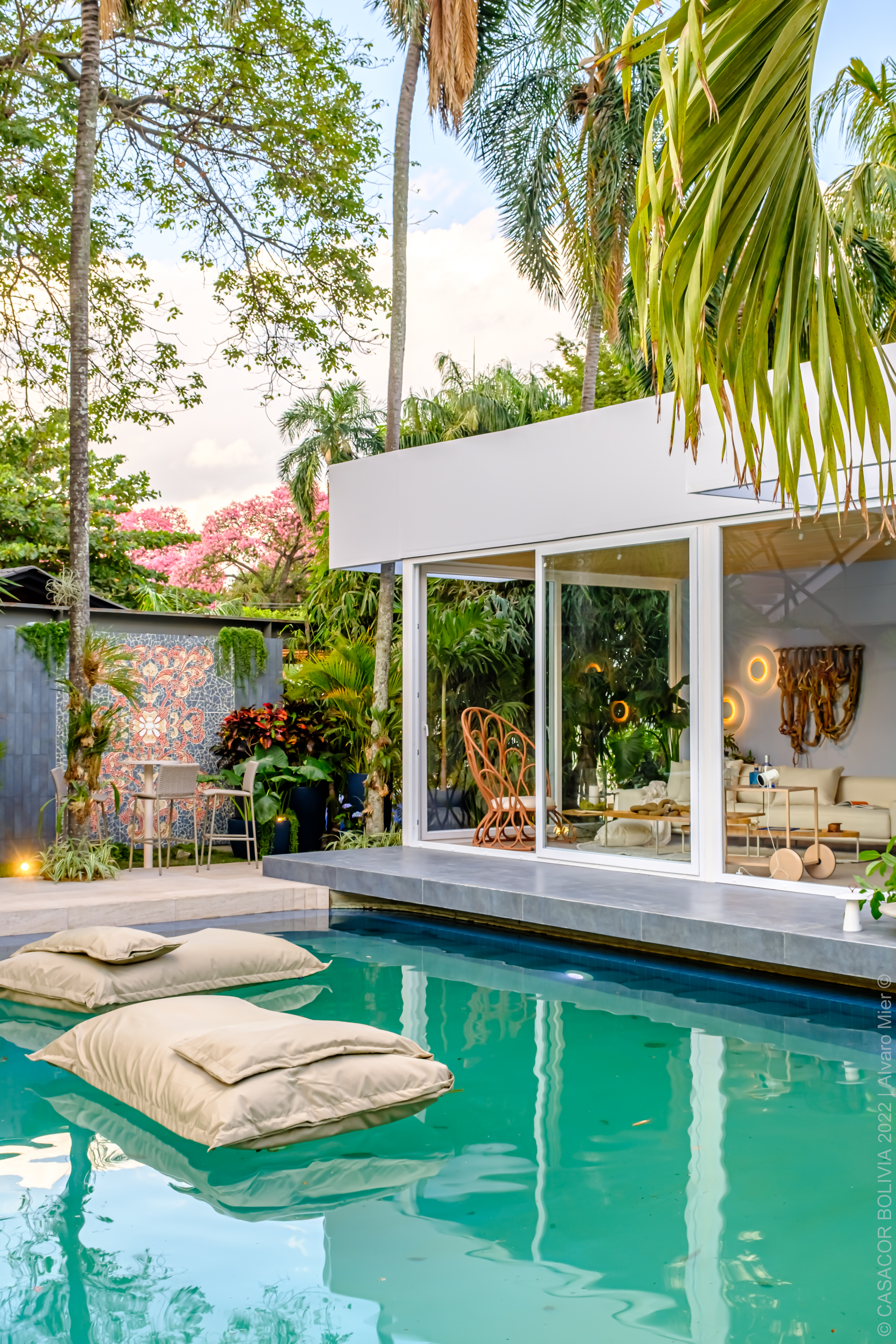 Patio Alberca, por Tassiana Oshiro- CASACOR Bol&iacute;via 2022