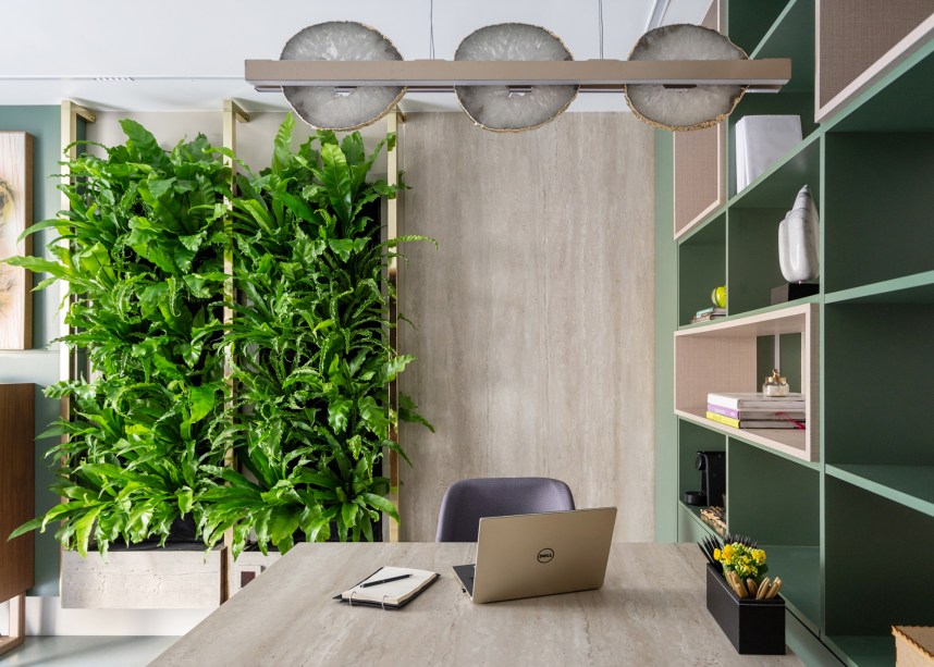 Sabrina Sbardelotto - Home Office Versatile. O projeto foi concebido para ser um home office versátil que, dentro de sua área compacta, foi criado com polivalência nos mobiliários, tornando o espaço flexível. O conceito é reforçado com peças confortáveis e elementos de tecnologia, que permitem que o trabalho e a recepção de clientes seja feita de forma agradável e prática.