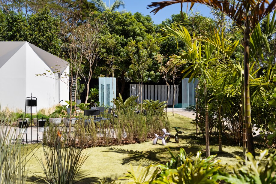 Mônica Costa Paisagismo - Jardim dos Alecrins. O perfume dos alecrins é protagonista na praça central da CASACOR Ribeirão Preto 2022. Nesse jardim de sensações de Mônica Costa, é o aroma que impacta o visitante ao primeiro contato. Em seguida percebe-se a leveza que o espaço proporciona, assim como o equilíbrio na composição de texturas. Mônica apresenta um projeto com plantas baixas, para manter a perspectiva da arquitetura das construções próximas. Para ela, o desafio é sempre criar uma conexão harmônica entre a natureza e as novas materialidades. “Aliado à arquitetura como ponto de partida de um projeto, o paisagismo integra essa relação naturalmente desde sua criação, gerando um movimento de colaboração entre os dois mundos”. A iluminação, outra ótima surpresa do espaço, é assinada por Filippo Giorgi (Lucenera).