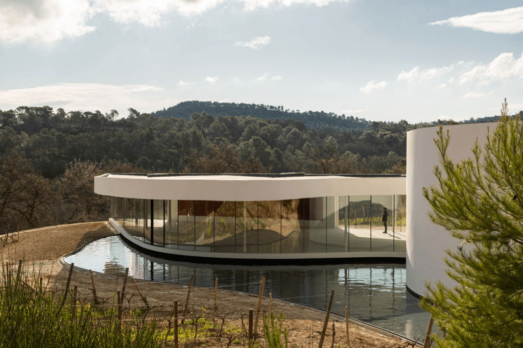 Pavilhão Oscar Niemeyer é inaugurado em Château La Coste, no sul da França