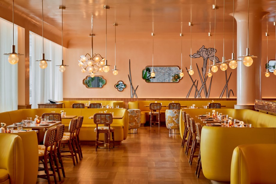 O restaurante Makato reabriu as portas em Bal Harbour, em Miami, com reforma comandada por India Mahdavi. O espaço, que reúne a brasserie francesa, o restaurante japonês e o dinner americano – tudo sob o mesmo teto – ganhou um esquema de cores suave e acolhedor de coral, açafrão e sândalo, que transmitem a sensação de pôr-do-sol.