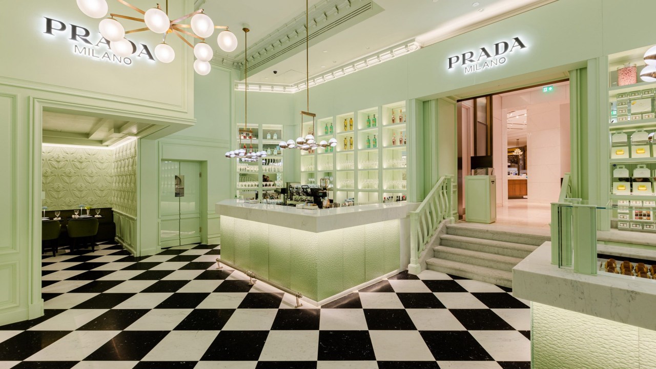 Prada Caffè impressiona pelo decór coberto de verde menta ; Londres