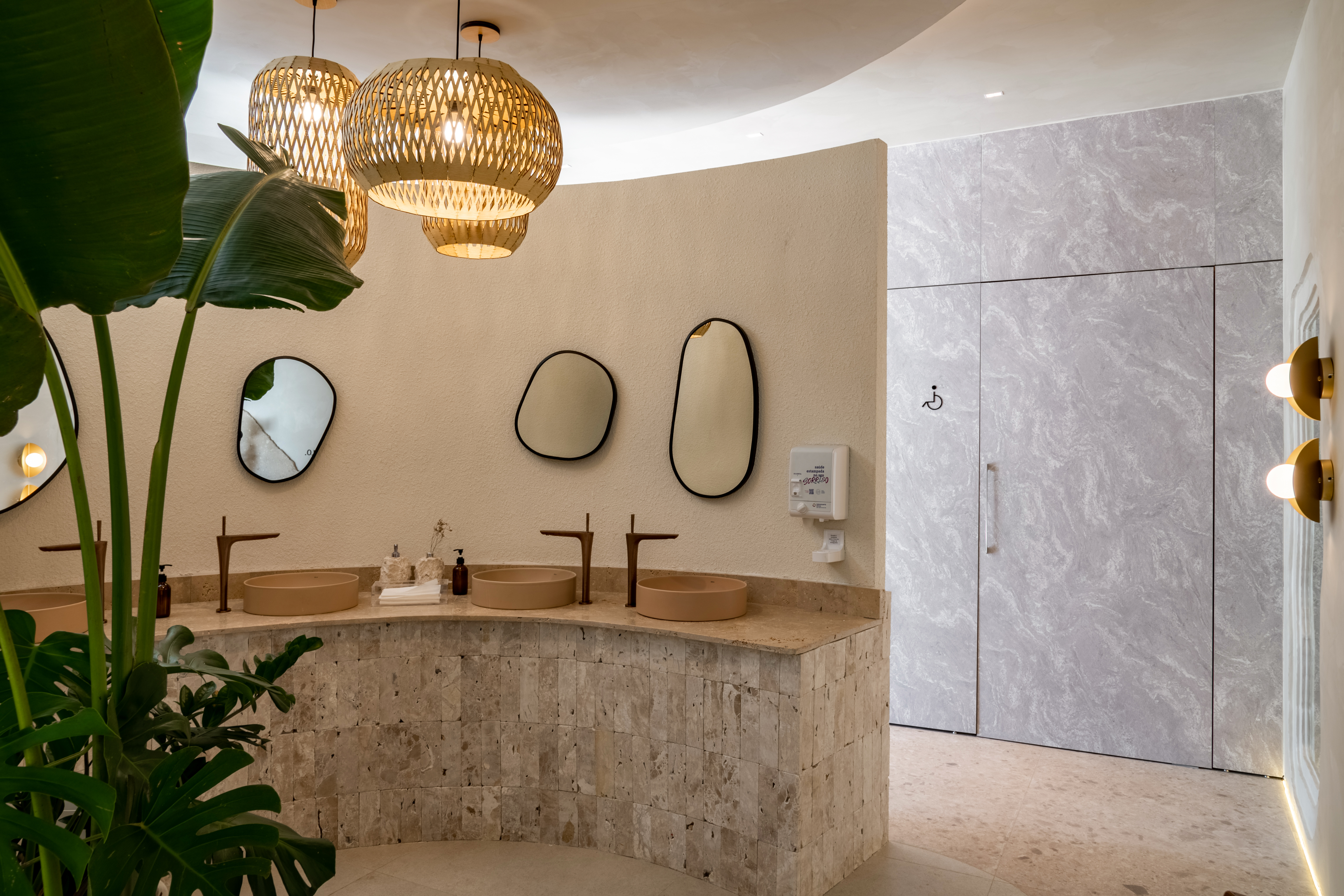 Banho Corpo & Templo, por Isabela Cardoso, Let&iacute;cia Rosa e Pedro Nunes