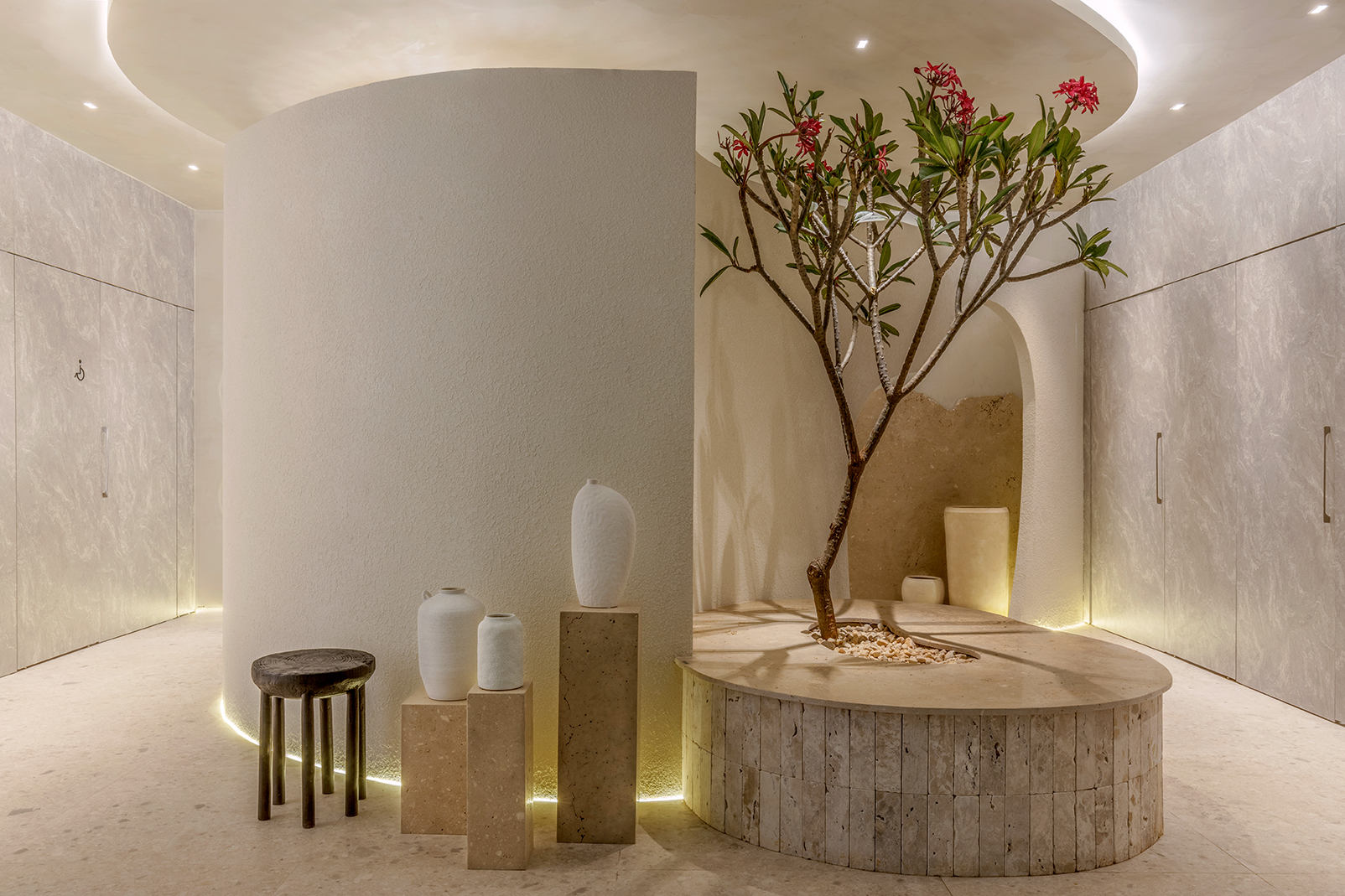 Isabela Cardoso, Let&iacute;cia Rosa e Pedro Nunes - Corpo e Templo. Projeto da CASACOR Goi&aacute;s 2023. Na foto, jardim interno, cer&acirc;micas e formas curvas.