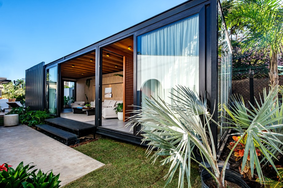 Ma. Eugenia Mercado e Rodrigo Jiménez - Casa Estudio. Numa estrutura industrial, com uma envolvente fachada técnica e grandes janelas, a casa foi concebida como um local de reflexão e encontro, onde também se pode ler e escrever com tranquilidade. O projeto contemplou sala de estar e escritório. No revestimento interno, são encontrados materiais HPL, painéis laminados que contribuem para o baixo consumo de energia e reduzem o impacto ambiental durante seu ciclo de vida. Pensando na espiritualidade, há também um espaço para oração e meditação.