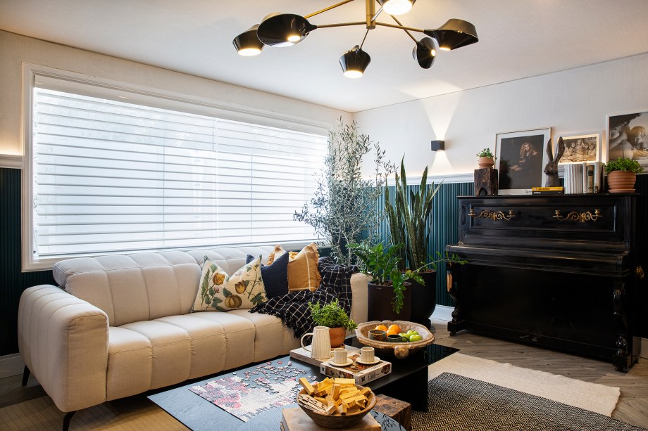 Karla Chávez e Paula Vecco - La Sala Familiar. Este lugar é o coração de uma casa. Um espaço que gera as memórias e os momentos mais íntimos de uma família, onde cada membro pode se mostrar de forma autêntica e livre. Por isso, este projeto resgata sua importância através dos detalhes, do conjunto de peças que o tornam cativante e especial, sem perder o toque vanguardista.