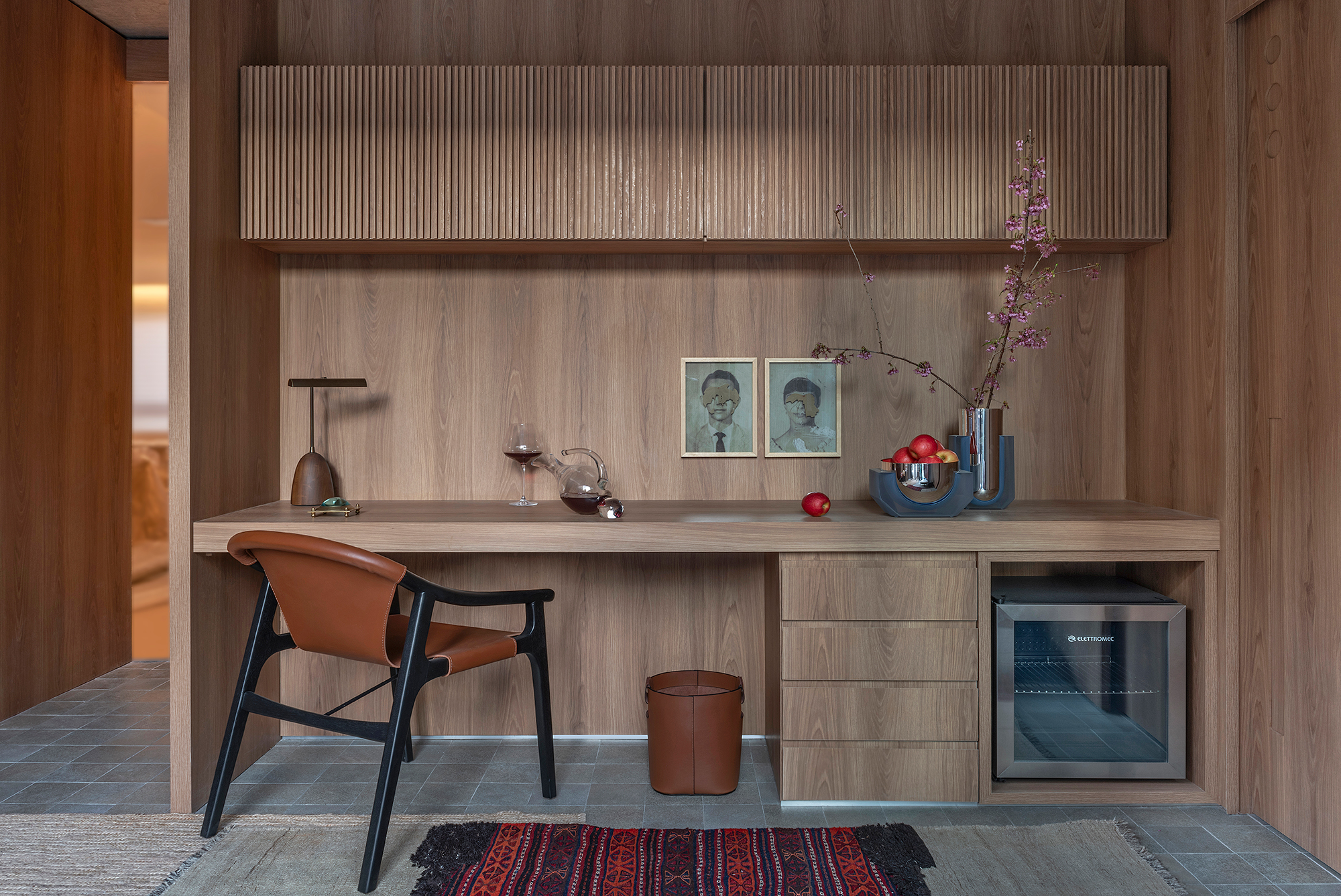 Luciana Garcia - &Oacute;CIO & OF&Iacute;CIO. Projeto da CASACOR Minas Gerais 2023. Na foto, home office com marcenaria, mesa, tapete e poltrona.