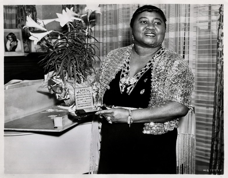 Hattie McDaniel vence o Oscar pelo filme "E o Vento Levou", em 1940.