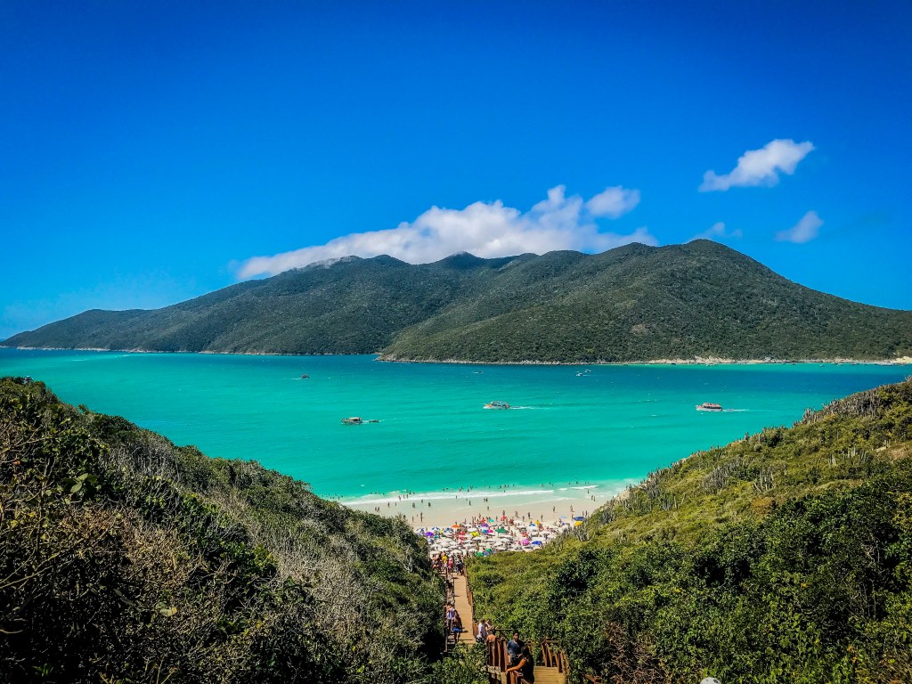 Arraial do Cabo, no Rio de Janeiro, à esquerda. Já Bahamas, no Caribe, à direita